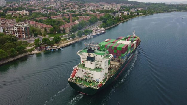 Vista aérea do navio porta-contentores de carga no mar