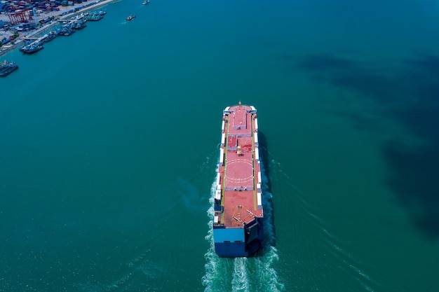 Vista aérea do navio roro carregando carros novos Porta-contêineres automotivos navegando no mar exportação comércio internacional