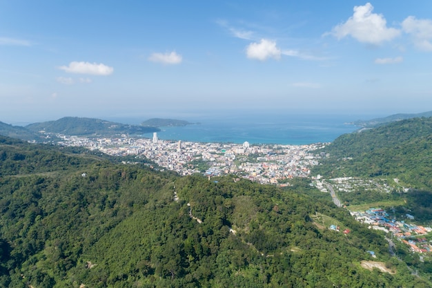 Vista aérea do oceano azul e do céu azul com a montanha em primeiro plano na Baía de Patong de Phuket Tailândia Paisagem da cidade de Patong Phuket no dia ensolarado de verão Belo mar tropical Vista de alto ângulo.