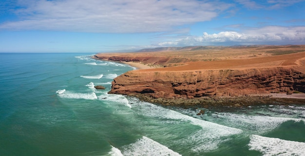 Vista aérea do oceano e rochas em Marrocos