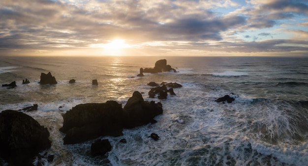 Vista aérea do Oceano Pacífico Rock durante um pôr do sol de inverno vibrante