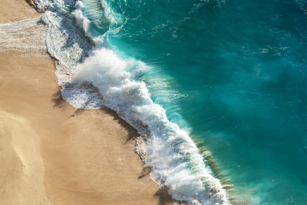 Vista aérea do oceano tropical com ondas em Bali Indonésia