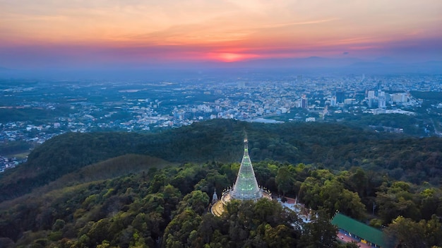 Vista aérea do pagode na colina por do sol, a vista frontal é a cidade grande