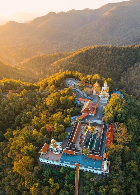 Vista aérea do pagode Wat Phrathat Doi Kham Buddha e chedi dourado em Chiang Mai Tailândia