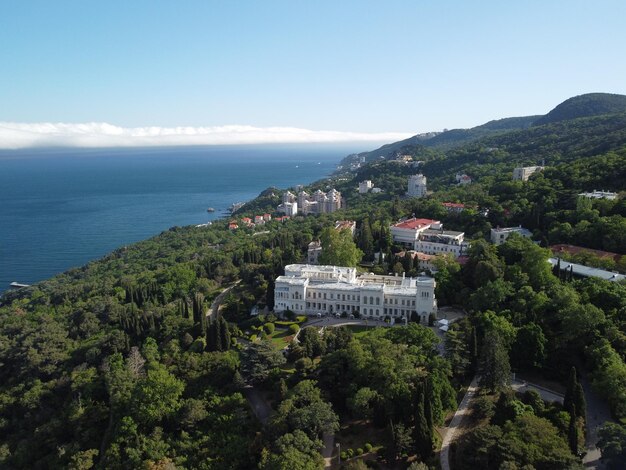 Vista aérea do palácio livadia localizado nas margens do mar negro na aldeia de livadia em