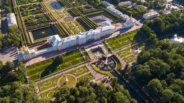 Foto vista aérea do palácio petrodvorets no parque peterhof, um subúrbio de são petersburgo, rússia