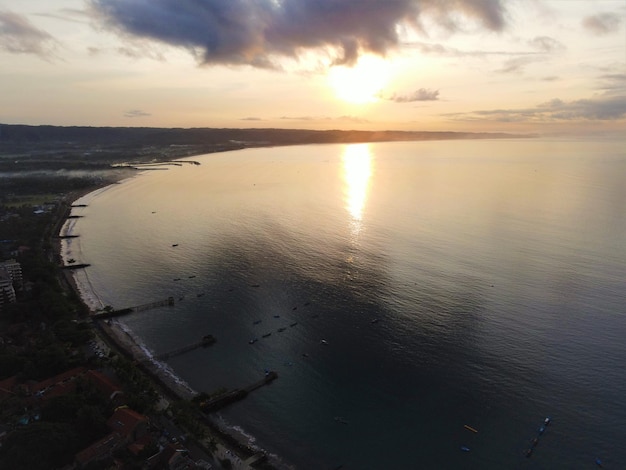 Vista aérea do panorama da bela praia para segundo plano.