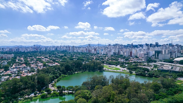 Vista aérea do Parque do Ibirapuera em São Paulo SP Prédios residenciais ao redor do Lago do Parque do Ibirapuera