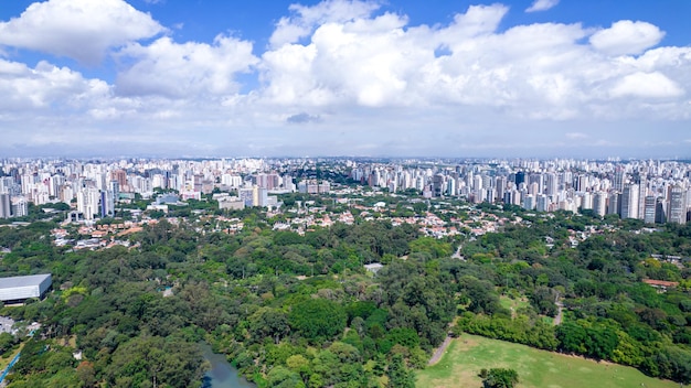 Vista aérea do Parque do Ibirapuera em São Paulo SP Prédios residenciais ao redor do Lago do Parque do Ibirapuera