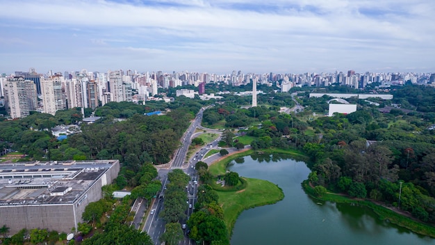 Vista aérea do Parque do Ibirapuera em São Paulo, SP. Prédios residenciais ao redor. Lago do Ibirapuera