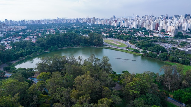 Vista aérea do Parque do Ibirapuera em São Paulo, SP. Prédios residenciais ao redor. Lago do Ibirapuera