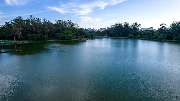 Vista aérea do Parque do Ibirapuera em São Paulo, SP. Prédios residenciais ao redor. Lago do Ibirapuera