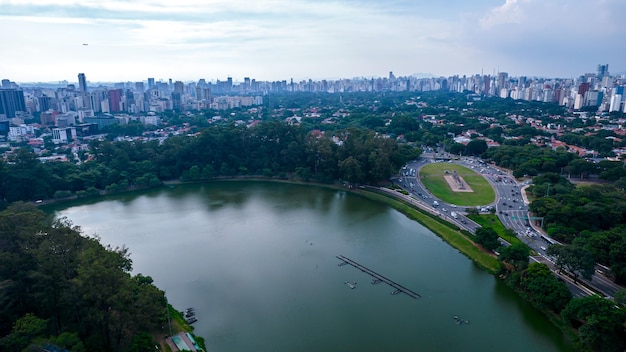 Vista aérea do Parque do Ibirapuera em São Paulo, SP. Prédios residenciais ao redor