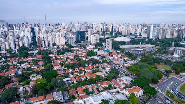 Vista aérea do parque do ibirapuera em são paulo, sp. prédios residenciais ao redor