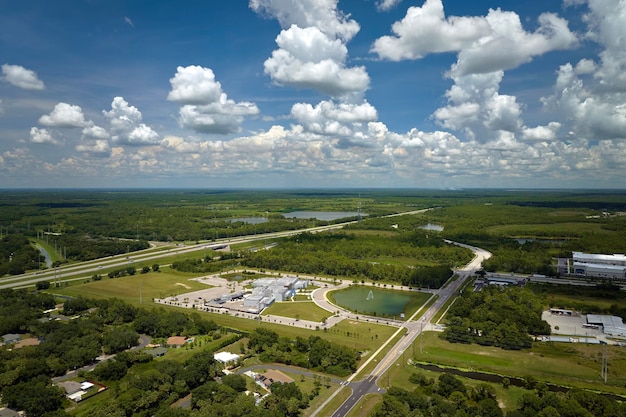 Vista aérea do parque industrial com armazéns de mercadorias e centros logísticos na zona da cidade de cima