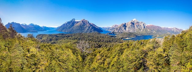 Vista aérea do Parque Nacional Nahuel Huapi desde o mirante do Cerro Campanario em Bariloche, região da Patagônia Argentina.