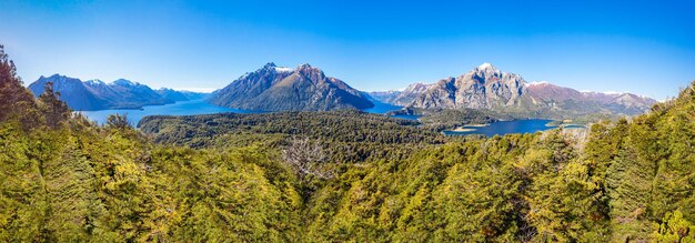 Vista aérea do Parque Nacional Nahuel Huapi desde o mirante do Cerro Campanario em Bariloche, região da Patagônia Argentina.