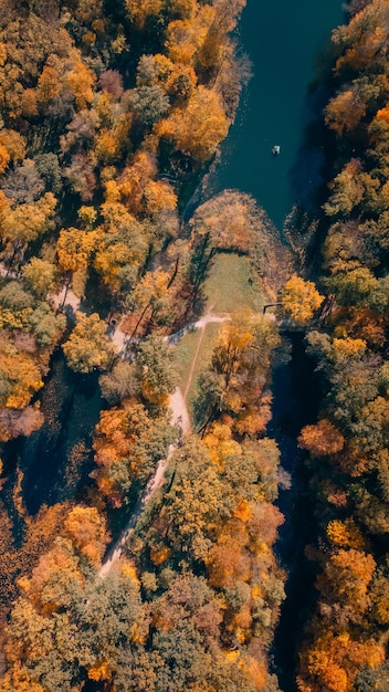 Foto vista aérea do parque outono com lago