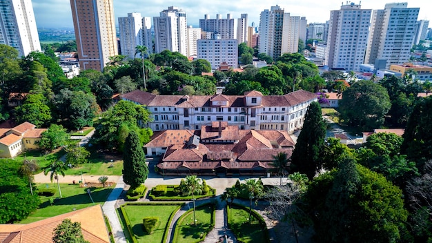 Vista aérea do Parque Vicentina Aranha na capela de São José dos Campos Brasil e no antigo sanatório