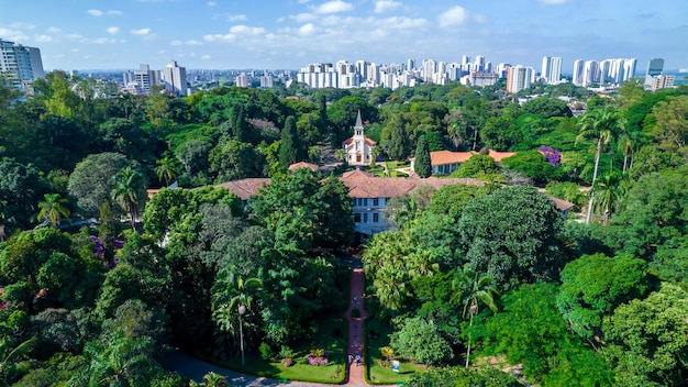 Foto vista aérea do parque vicentina aranha na capela de são josé dos campos brasil e no antigo sanatório