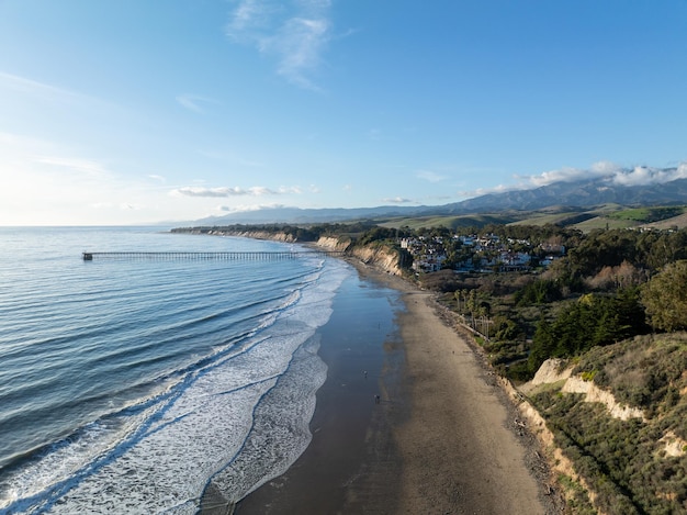 Vista aérea do penhasco e da praia com o oceano em Santa Bárbara, Califórnia, EUA