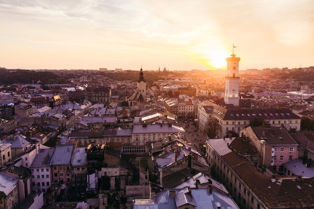 Vista aérea do pôr do sol acima da cidade europeia