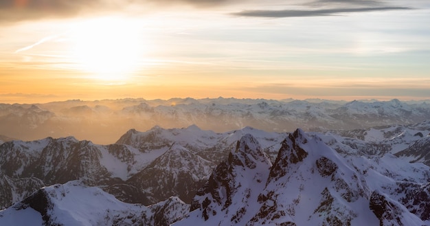 Vista aérea do pôr do sol canadense da paisagem das montanhas rochosas