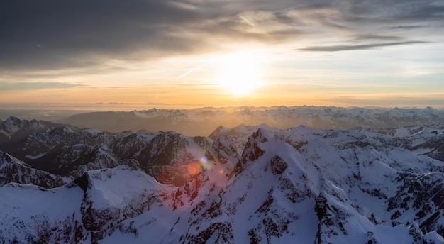Vista aérea do pôr do sol canadense da paisagem das montanhas rochosas