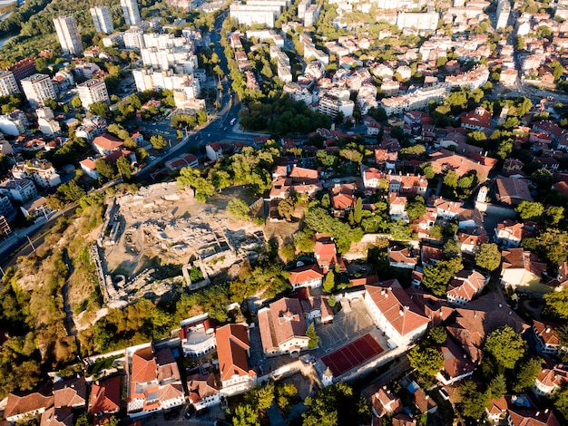 Vista aérea do pôr-do-sol da cidade de Plovdiv, na Bulgária