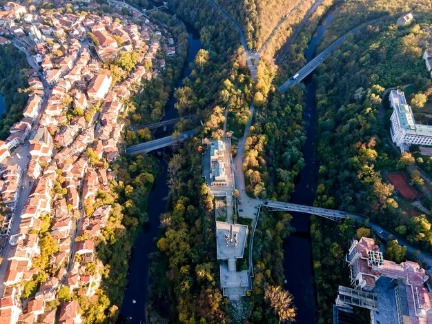 Foto vista aérea do pôr-do-sol da cidade de veliko tarnovo, na bulgária