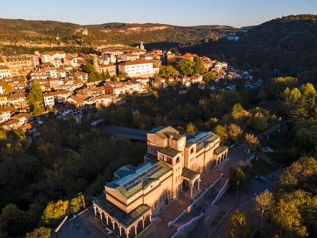 Foto vista aérea do pôr-do-sol da cidade de veliko tarnovo, na bulgária