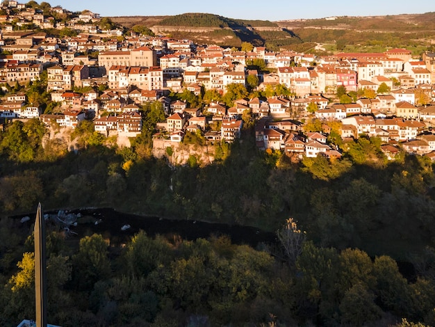 Vista aérea do pôr-do-sol da cidade de Veliko Tarnovo, na Bulgária