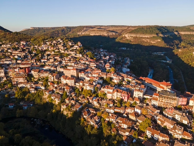 Vista aérea do pôr-do-sol da cidade de Veliko Tarnovo, na Bulgária