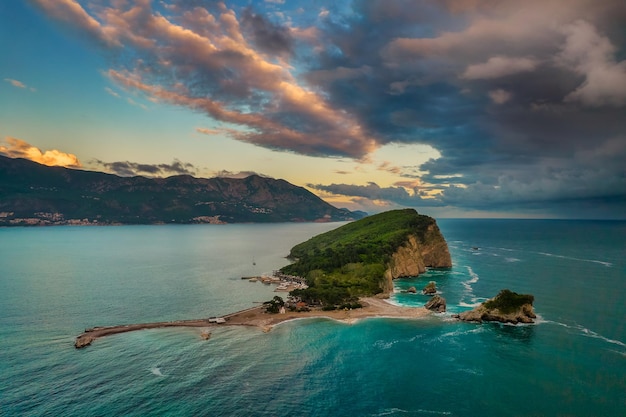 Vista aérea do pôr do sol da ilha de St Nikola perto de Budva Montenegro