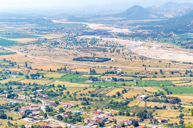 Vista aérea do por do sol na vila da cidade velha, campos e montanhas verdes