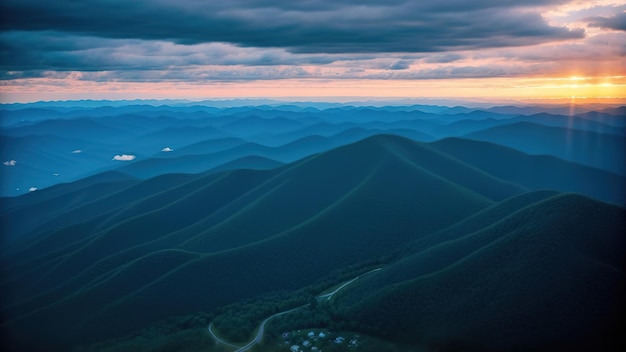 Vista aérea do pôr do sol sobre as montanhas Blue Ridge a partir da cabine de um jato particular Sky com nuvens no fundo do céu