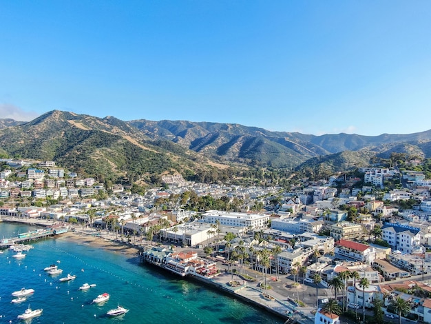 Vista aérea do porto de Avalon na ilha de Santa Catalina, EUA