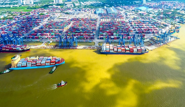 Vista aérea do porto de Cat Lai com navio de carga e contentor Ho chi Minh city, Vietname.