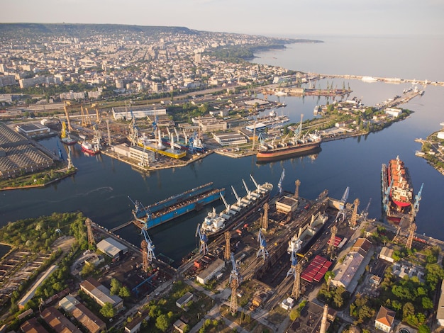 Vista aérea do porto de varna e da zona industrial