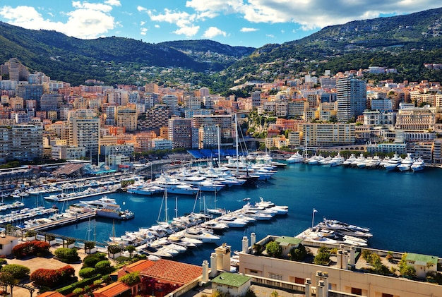 Vista aérea do porto hércules em mônaco montecarlo em dia ensolarado muitos iates e barcos estão ancorados...