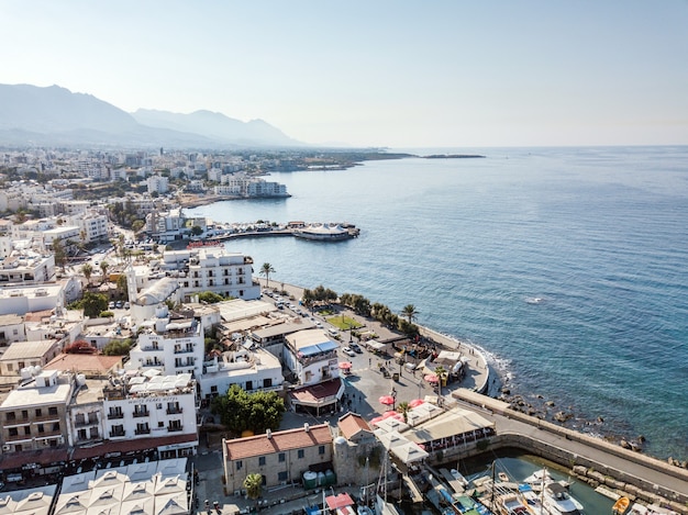 Vista aérea do porto marítimo e da cidade velha de Kyrenia Girne é uma cidade na costa norte de Chipre