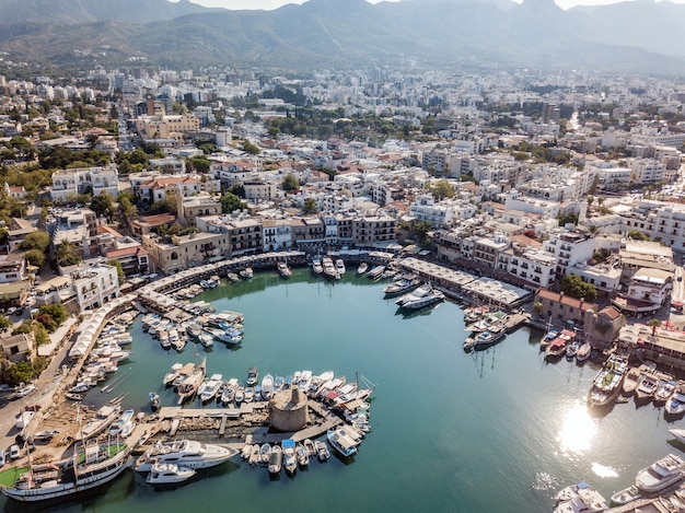 Vista aérea do porto marítimo e da cidade velha de Kyrenia (Girne) é uma cidade na costa norte de Chipre.