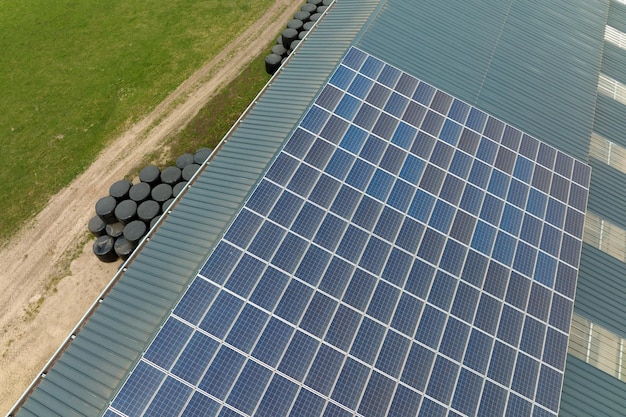 Vista aérea do prédio da fazenda com painéis solares fotovoltaicos montados no telhado para produzir eletricidade ecológica limpa Produção do conceito de energia renovável