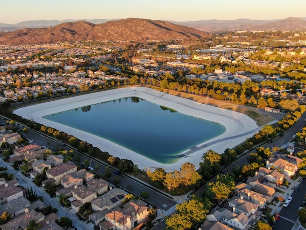 Vista aérea do reservatório de reciclagem de água cercado pelo bairro suburbano no Condado de San Diego