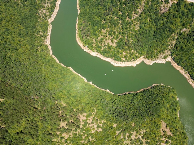 Foto vista aérea do reservatório de tsankov kamak, na bulgária