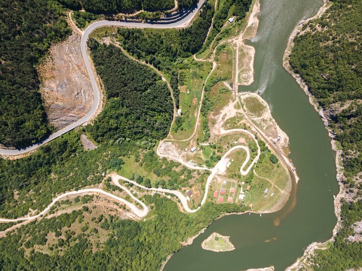 Foto vista aérea do reservatório de tsankov kamak, na bulgária