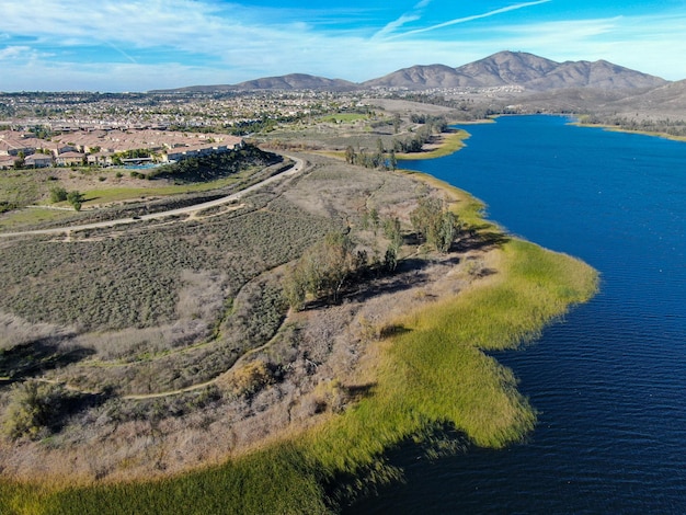 Vista aérea do reservatório do lago Otay com céu azul e montanha ao fundo, Chula Vista, CA