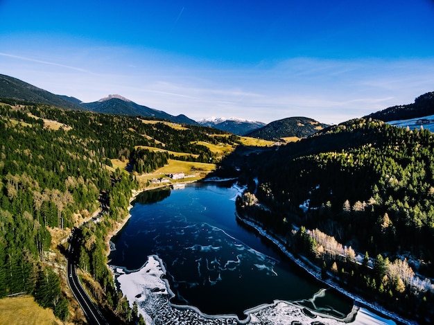 Vista aérea do rio congelado com barragem linda paisagem de inverno em trentinoalto adige itália