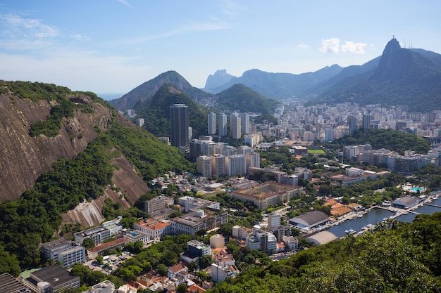 Vista aérea do Rio de Janeiro em dia ensolarado, Brasil