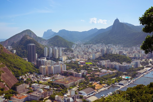 Vista aérea do Rio de Janeiro em dia ensolarado, Brasil